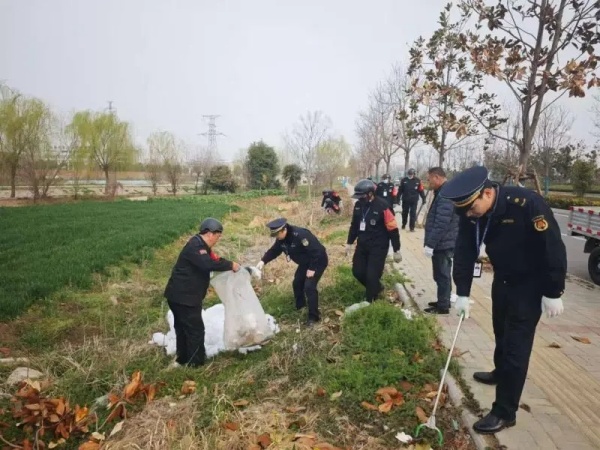 淮南經(jīng)開區(qū)清理沿路垃圾為城市“洗臉梳妝”！