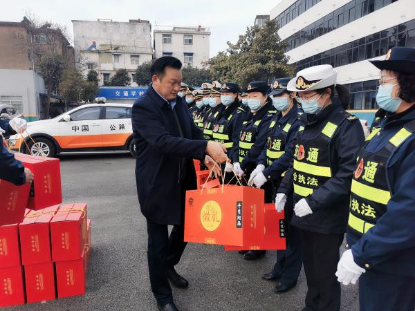 淮南市交通運輸局黨組書記、局長李輝看望慰問春節堅守崗位的干部職工并檢查指導春運安全和疫情防控工作