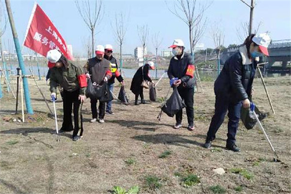 淮南：潘集區(qū)委宣傳部攜靜寶市容公司志愿者開展學(xué)雷鋒活動(dòng)