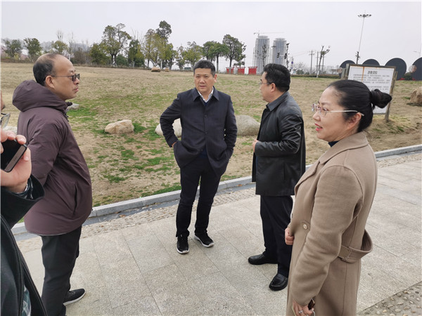淮南：徐輝局長檢查中央公園設(shè)施維護(hù)管理情況